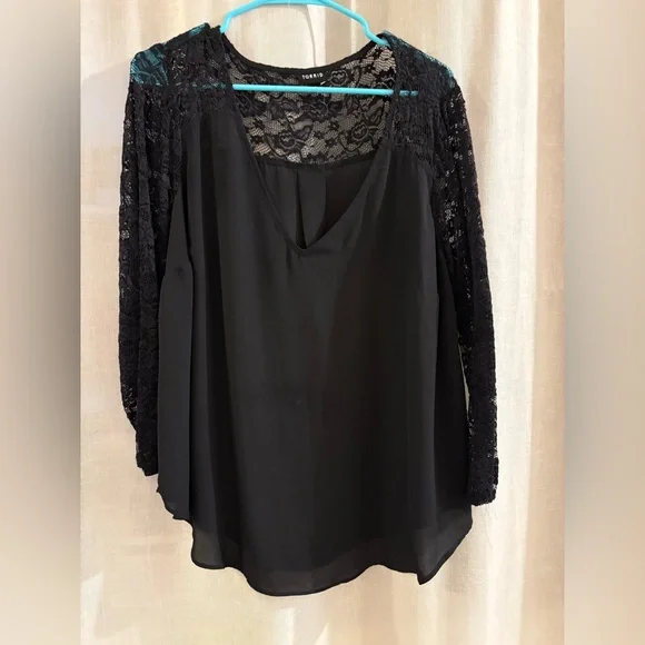 Torrid Black Lace Flowy Top - Picture 4 of 11